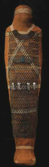 Mumie eines Mannes namens Hor. Auf der Mumie liegt ein Perlennetz, auf dem ein Herzskarabus und die 4 Horusshnen gelegt wurden. Sptzeit, 26. Dynastie (ca. 650 v. Chr.) Reichsmuseum Leiden
