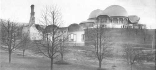 Panoramablick auf das erste Goetheanum mit dem Heizhaus links im Vodergrund